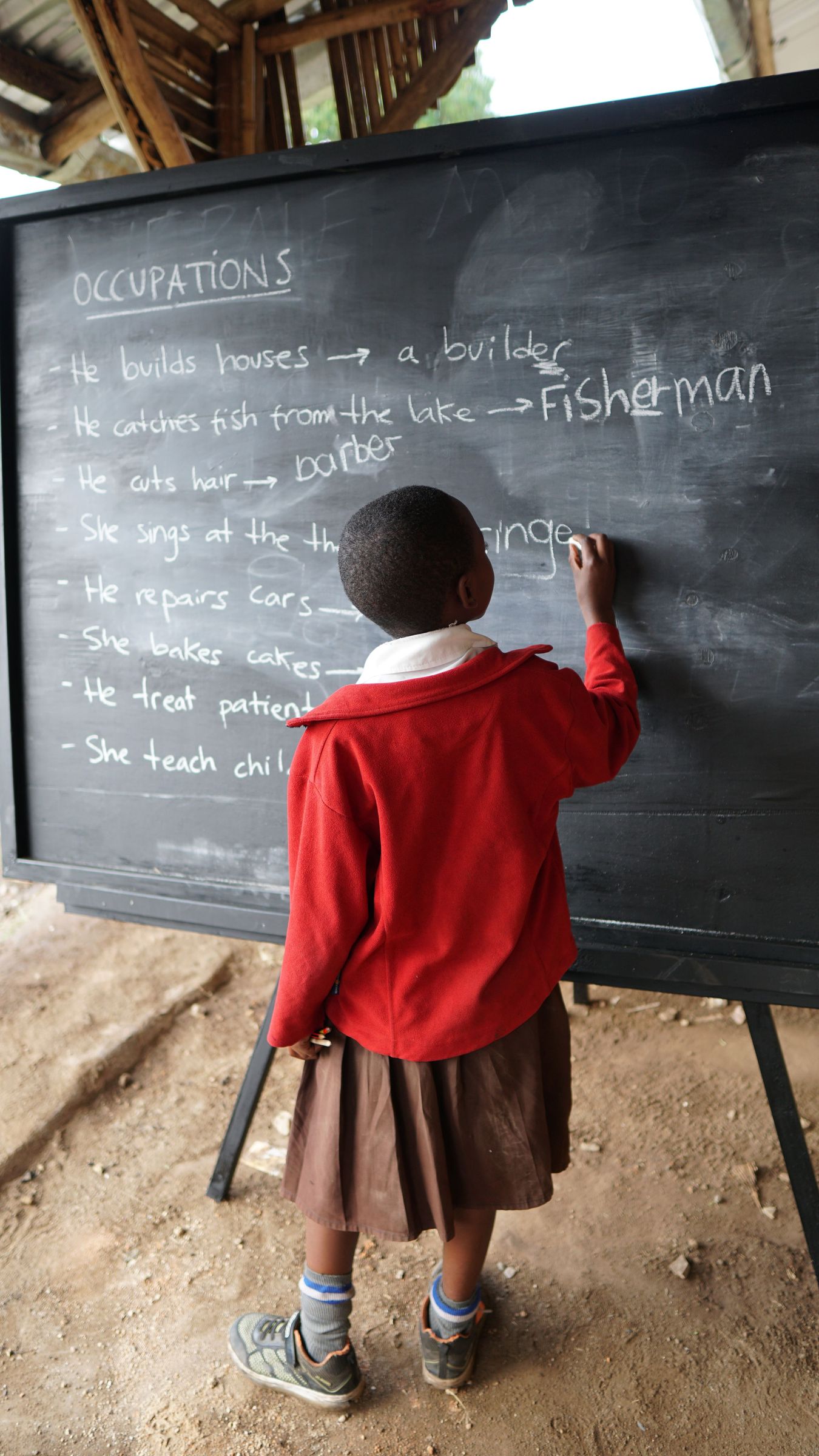 Un enfant attentif et confiant dans une salle de classe
