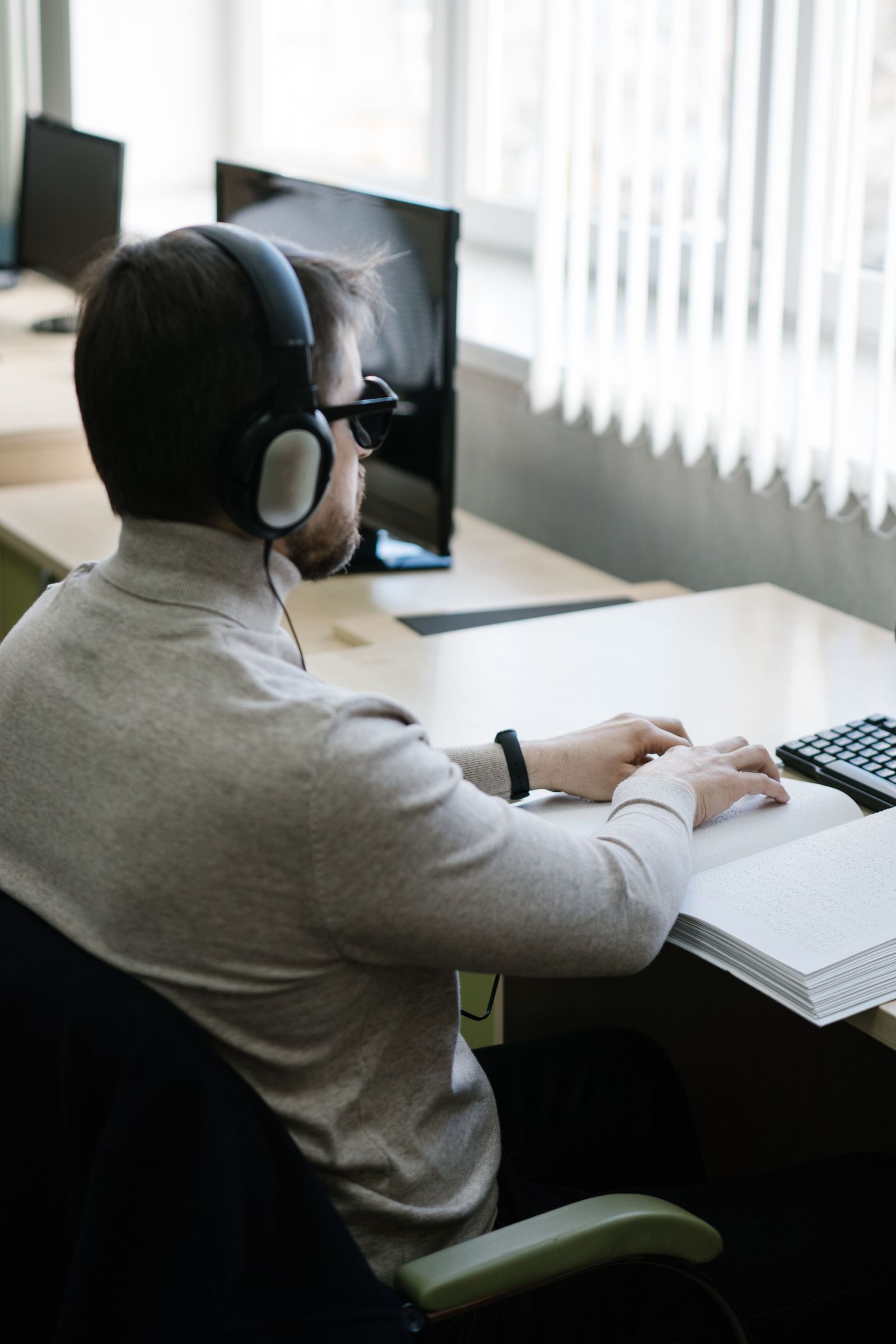 Une personne utilisant une technologie d’assistance à un poste de travail professionnel