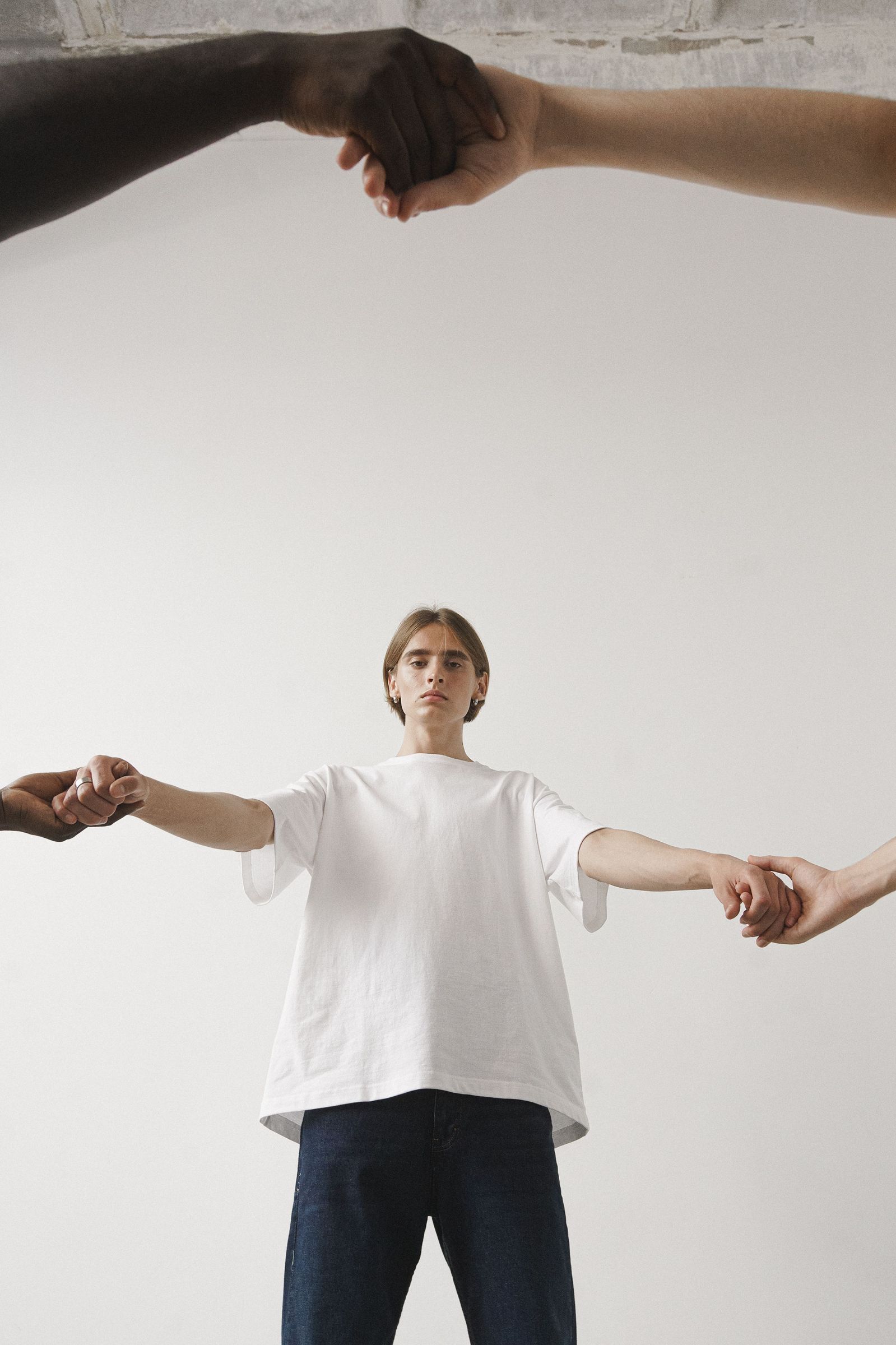 Les mains de deux personnes qui se tendent l’une vers l’autre, symbole de partenariat